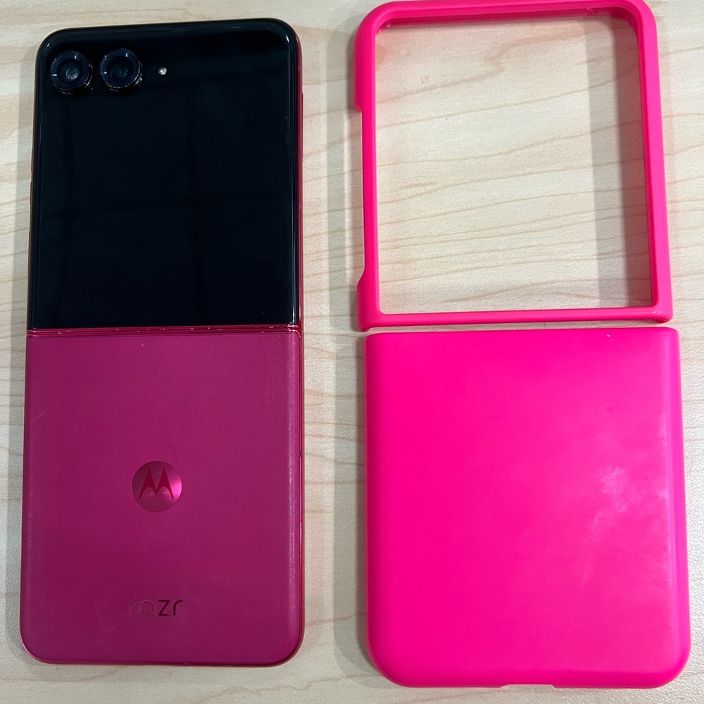 Unlocked 2024 Motorola Razr+ Plus A Free Hot Pink Case